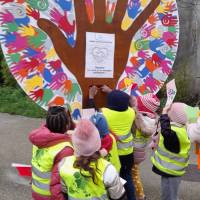 Les enfants du centre de loisirs Barbara déposent leurs dessins dans l’arbre des solidarités. 